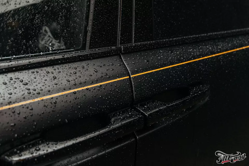 Защитили Rolls-Royce Cullinan матовым полиуретаном, выполнили антихром, окрасили диски в черный глянец и выполнили фирменный шиномонтаж на стендах Hunter